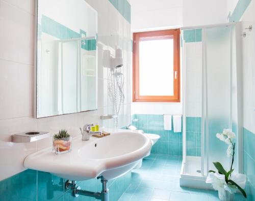 Bathroom, Hotel Delle More in Vieste Bathroom, Hotel Delle More in Vieste
