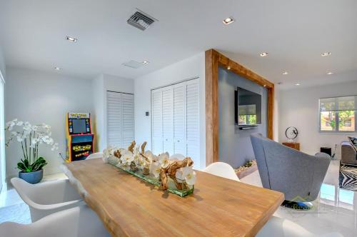 Facilities, Magical Miami Retreat with Heated Pool, Mini Golf, and Basketball Court L19 in Palmetto Estates Facilities, Magical Miami Retreat with Heated Pool, Mini Golf, and Basketball Court L19 in Palmetto Estates