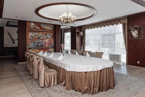 Sala bankietowa, Gostinichnyy Kompleks Tobol in Kustanaj Sala bankietowa, Gostinichnyy Kompleks Tobol in Kustanaj