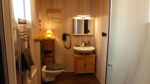 Bathroom, Les Pucines bis Bas de villa 29 m2 luxe rez de jardin climatisation plein sud in Six Fours Les Plages Bathroom, Les Pucines bis Bas de villa 29 m2 luxe rez de jardin climatisation plein sud in Six Fours Les Plages
