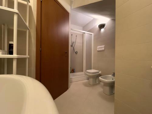 Bagno, Entire accommodation with private garden near Milan and Lake Como - Free parking - Family friendly in Seregno Bagno, Entire accommodation with private garden near Milan and Lake Como - Free parking - Family friendly in Seregno