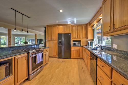 Luxe Auburn Hideaway with Tennis Court and Views! in Auburn Luxe Auburn Hideaway with Tennis Court and Views! in Auburn