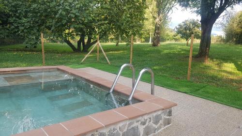 Úszómedence, Mas Violella allotjament rural in Sant Joan Les Fonts Úszómedence, Mas Violella allotjament rural in Sant Joan Les Fonts