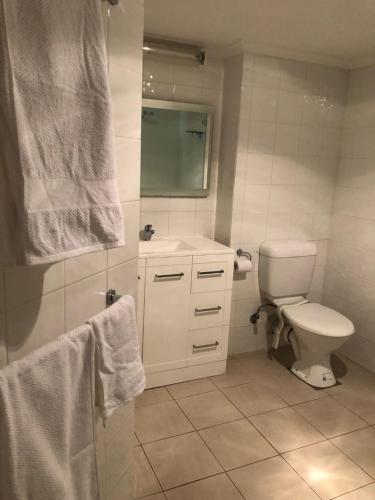 Bathroom, Kingston Pines in Griffith Bathroom, Kingston Pines in Griffith