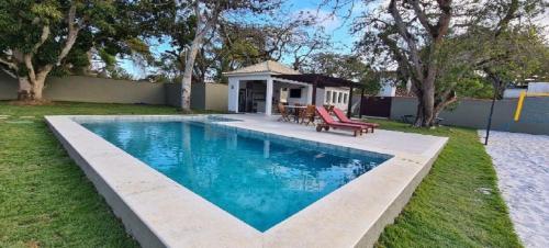 Swimming pool, Linda casa com quatro suites, pe na areia na Praia de Manguinhos in Maghuinhos Beach Swimming pool, Linda casa com quatro suites, pe na areia na Praia de Manguinhos in Maghuinhos Beach