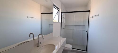 Bathroom, Linda casa com quatro suites, pe na areia na Praia de Manguinhos in Maghuinhos Beach Bathroom, Linda casa com quatro suites, pe na areia na Praia de Manguinhos in Maghuinhos Beach