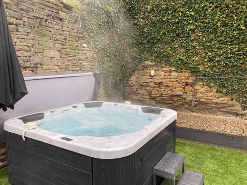 Honeybee Cottage, with a log fire & a hot tub. in Bolton and Undercliffe Honeybee Cottage, with a log fire & a hot tub. in Bolton and Undercliffe