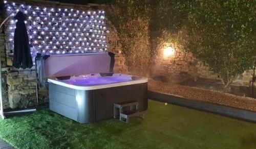 Honeybee Cottage, with a log fire & a hot tub. in Bolton and Undercliffe Honeybee Cottage, with a log fire & a hot tub. in Bolton and Undercliffe