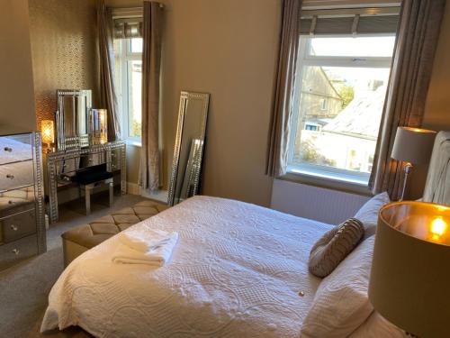 Honeybee Cottage, with a log fire & a hot tub. in Bolton and Undercliffe Honeybee Cottage, with a log fire & a hot tub. in Bolton and Undercliffe