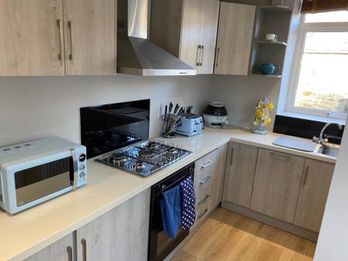 Honeybee Cottage, with a log fire & a hot tub. in Bolton and Undercliffe Honeybee Cottage, with a log fire & a hot tub. in Bolton and Undercliffe