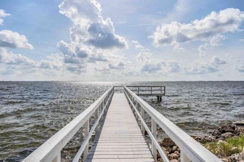 View, Bay View Pool, Minutes to Airport & Downtown in Pelican Island View, Bay View Pool, Minutes to Airport & Downtown in Pelican Island