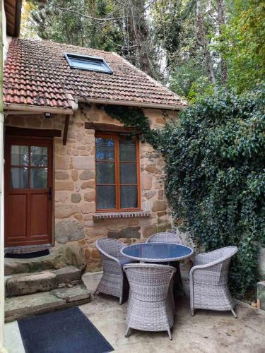 Entrance, Agreable Studio Maisonnette en Pierre - NETFLIX Parking GRATUIT in Osny Entrance, Agreable Studio Maisonnette en Pierre - NETFLIX Parking GRATUIT in Osny
