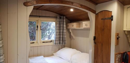 Elmdale Hut - Shepherds Hut in Bristol International Airport Elmdale Hut - Shepherds Hut in Bristol International Airport