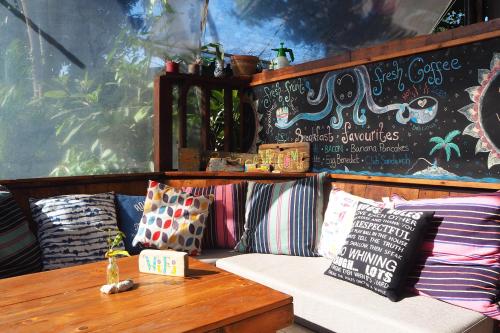 Bar/lounge, Sundaze Samet Hostel & Hangout in Samed City Center Bar/lounge, Sundaze Samet Hostel & Hangout in Samed City Center