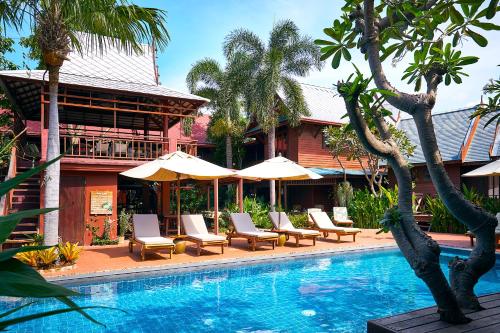Ruen Kanok Thai House near Wat Khao Krailas Ruen Kanok Thai House near Wat Khao Krailas