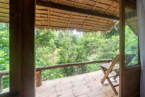 balkon/terras, Tawan Riverside in Doi Inthanon balkon/terras, Tawan Riverside in Doi Inthanon