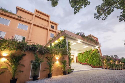 Bejárat, The Lalita Grand in Mathura Bejárat, The Lalita Grand in Mathura