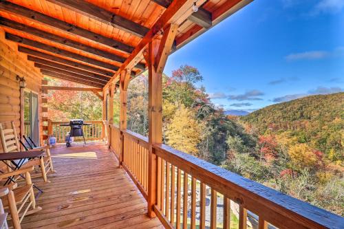 Hilltop Cabin on 5 Acres with Hot Tub and Waterfall! in ชานเมืองพีเจี้ยน ฟอร์จ Hilltop Cabin on 5 Acres with Hot Tub and Waterfall! in ชานเมืองพีเจี้ยน ฟอร์จ