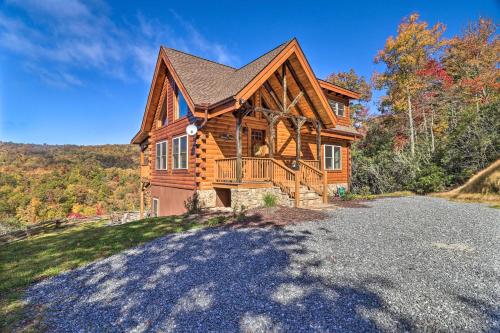 Hilltop Cabin on 5 Acres with Hot Tub and Waterfall! in ชานเมืองพีเจี้ยน ฟอร์จ Hilltop Cabin on 5 Acres with Hot Tub and Waterfall! in ชานเมืองพีเจี้ยน ฟอร์จ