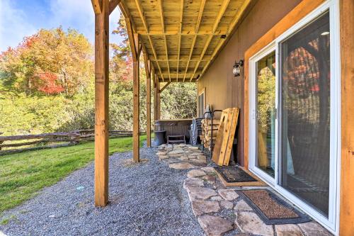 Hilltop Cabin on 5 Acres with Hot Tub and Waterfall! in ชานเมืองพีเจี้ยน ฟอร์จ Hilltop Cabin on 5 Acres with Hot Tub and Waterfall! in ชานเมืองพีเจี้ยน ฟอร์จ