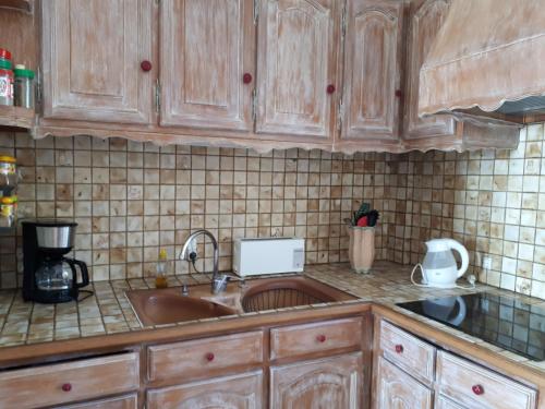 Konyha, DEUX CHAMBRES DANS UNE MAISON INDIVIDUELLE AU COEUR De L AVESNOIS in Avesnes-sur-Helpe Konyha, DEUX CHAMBRES DANS UNE MAISON INDIVIDUELLE AU COEUR De L AVESNOIS in Avesnes-sur-Helpe