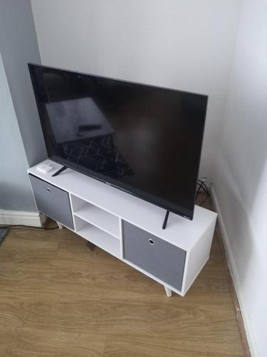 Ortak salon/TV alanı, Modern property close to Aintree Hospital & Motorways in Croxteth Ortak salon/TV alanı, Modern property close to Aintree Hospital & Motorways in Croxteth