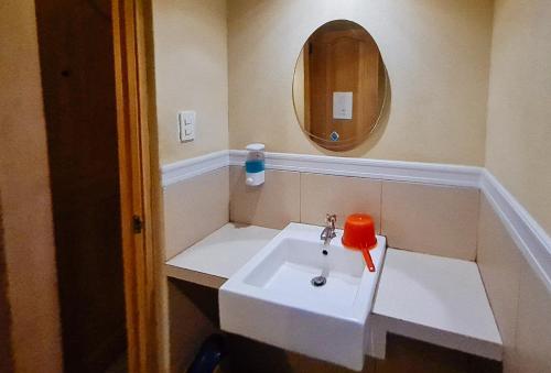 Bathroom, RedDoorz @ Le Verde Lodge Pampanga in Magalang Bathroom, RedDoorz @ Le Verde Lodge Pampanga in Magalang