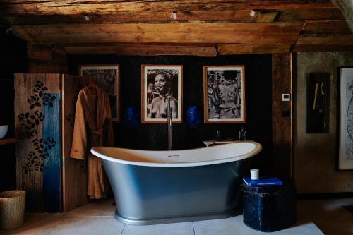 Bathroom, Alpine Chalet with Hot Tub & dog friendly in Les Echines Dessous Bathroom, Alpine Chalet with Hot Tub & dog friendly in Les Echines Dessous