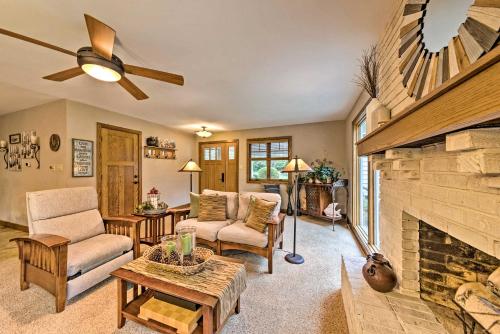 Family Home with Deck on Lake Sara Pets are Welcome in Mattoon (IL) Family Home with Deck on Lake Sara Pets are Welcome in Mattoon (IL)