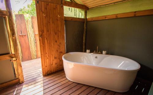 Bathroom, O Bona Moremi Safari Lodge in Khwai Bathroom, O Bona Moremi Safari Lodge in Khwai