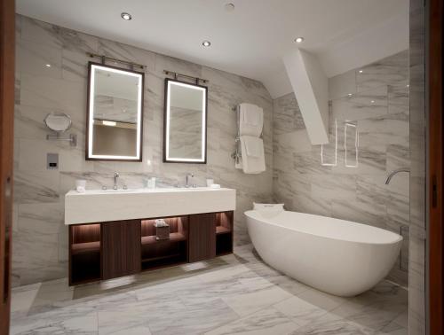 Bathroom, The Parkgate Hotel in Cardiff Bathroom, The Parkgate Hotel in Cardiff