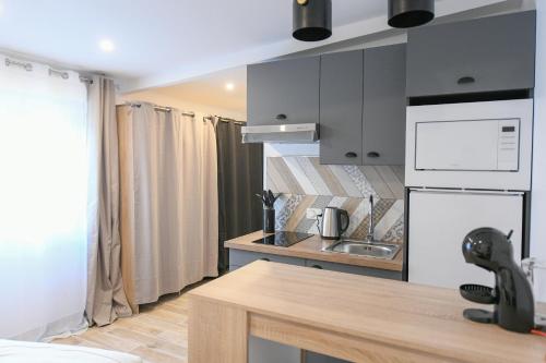 Kitchen, Studio Moderne & Design Terrasse Proche Centre Ville in Tremblay-en-France Kitchen, Studio Moderne & Design Terrasse Proche Centre Ville in Tremblay-en-France