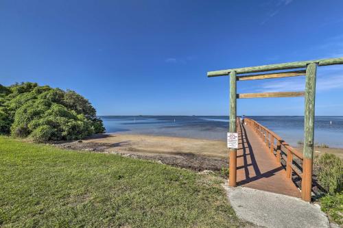 Cozy Crystal Beach Cottage Walk to Shoreline in Palm Harbor (FL) Cozy Crystal Beach Cottage Walk to Shoreline in Palm Harbor (FL)