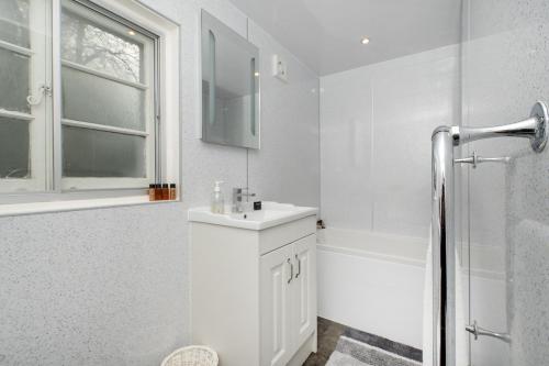 Bathroom, The White House in Aberchirder Bathroom, The White House in Aberchirder