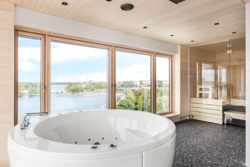 バスルーム, ラディソン ブル ホテル オウル (Radisson Blu Hotel Oulu) in オウル バスルーム, ラディソン ブル ホテル オウル (Radisson Blu Hotel Oulu) in オウル