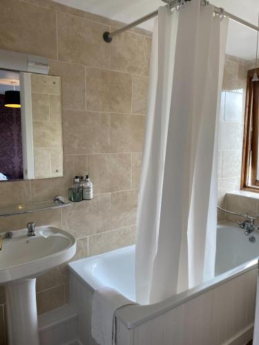 Richmond House Hotel in Fort Augustus Town Center Richmond House Hotel in Fort Augustus Town Center
