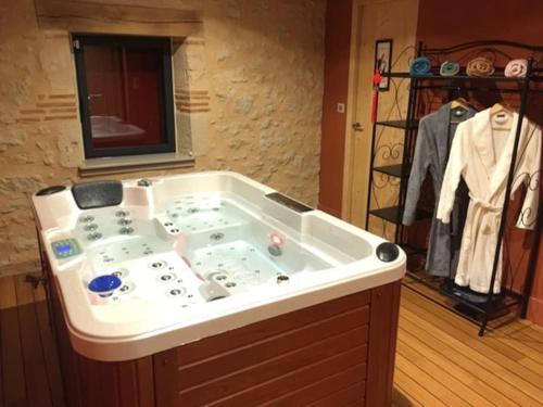 exceptionnel loft style industriel tout equipe 15 personnes avec piscine et jacuzzi in Lavergne exceptionnel loft style industriel tout equipe 15 personnes avec piscine et jacuzzi in Lavergne