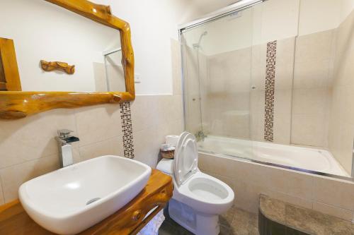 Baño, Los Ponchos Inn Apartotel in Otavalo Baño, Los Ponchos Inn Apartotel in Otavalo