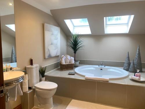 Bathroom, Spacious Luxury Commuting House from the M74 junction 8 in Larkhall Bathroom, Spacious Luxury Commuting House from the M74 junction 8 in Larkhall