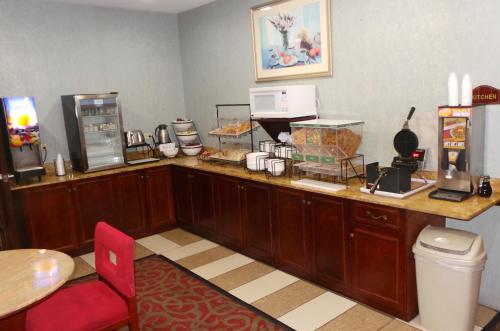 Їжа та напої, Red Roof Inn & Suites Detroit-Melvindale/ Dearborn in Melvindale Їжа та напої, Red Roof Inn & Suites Detroit-Melvindale/ Dearborn in Melvindale