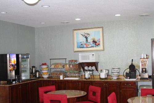 Їжа та напої, Red Roof Inn & Suites Detroit-Melvindale/ Dearborn in Melvindale Їжа та напої, Red Roof Inn & Suites Detroit-Melvindale/ Dearborn in Melvindale
