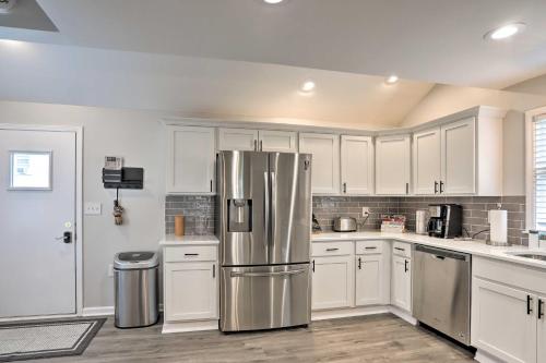 Pet-Friendly Home - half Mi to Downtown Willoughby! in Willoughby Pet-Friendly Home - half Mi to Downtown Willoughby! in Willoughby