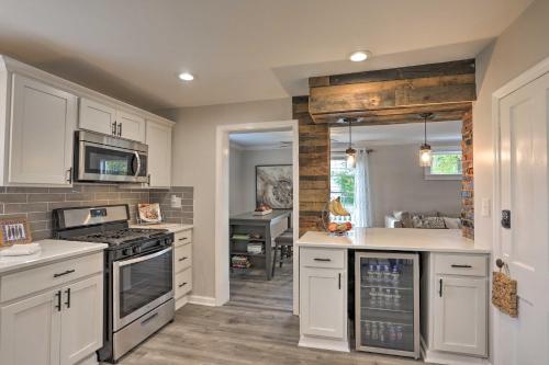 Pet-Friendly Home - half Mi to Downtown Willoughby! in Willoughby Pet-Friendly Home - half Mi to Downtown Willoughby! in Willoughby