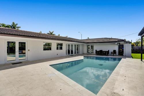 Swimming pool, Miami Pool House in Kendall Swimming pool, Miami Pool House in Kendall