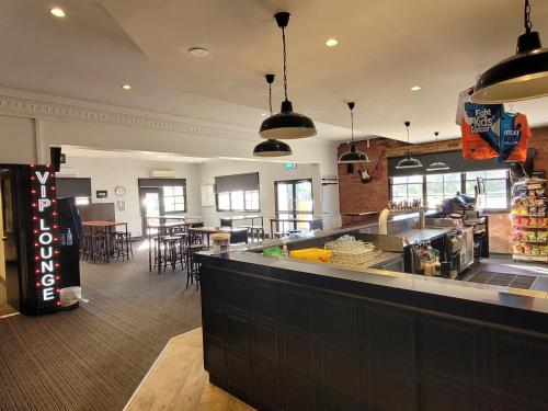 Palm and Pawn Motor Inn in Wagga Wagga Palm and Pawn Motor Inn in Wagga Wagga