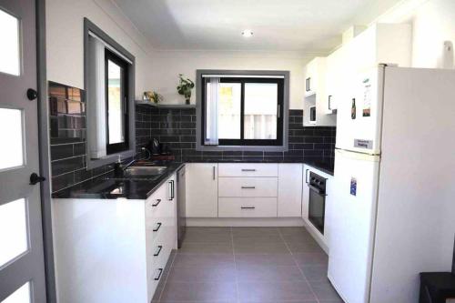 Lakeside Residence in Raymond Terrace Lakeside Residence in Raymond Terrace