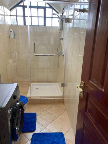 Casa de banho, Tsavo House-A cosy home 15 min from the JKIA Airport and SGR Terminus in Athi River Casa de banho, Tsavo House-A cosy home 15 min from the JKIA Airport and SGR Terminus in Athi River