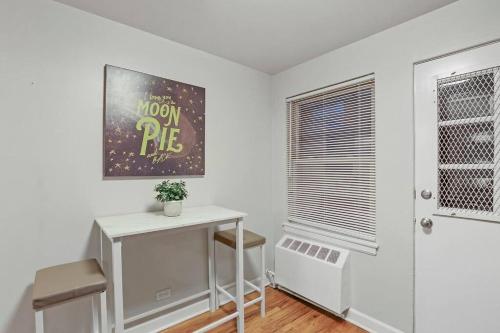 Charming Bowmanville 1BR Apt with Roomy Living Room - Foster 1S in Ravenswood Gardens Charming Bowmanville 1BR Apt with Roomy Living Room - Foster 1S in Ravenswood Gardens