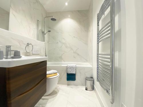 Badkamer, Fleets Height Apartment Ten in Fleet Central Badkamer, Fleets Height Apartment Ten in Fleet Central