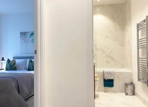 Badkamer, Fleets Height Apartment Ten in Fleet Central Badkamer, Fleets Height Apartment Ten in Fleet Central